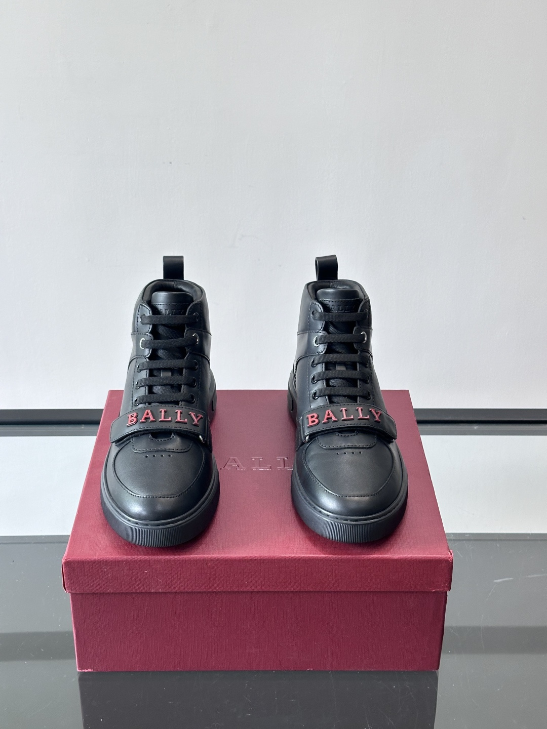 Bally Merryk高帮运动鞋，瑞士奢侈品牌出品，全皮材质，柔软舒适，鞋面简约+字母条带，时尚感满分