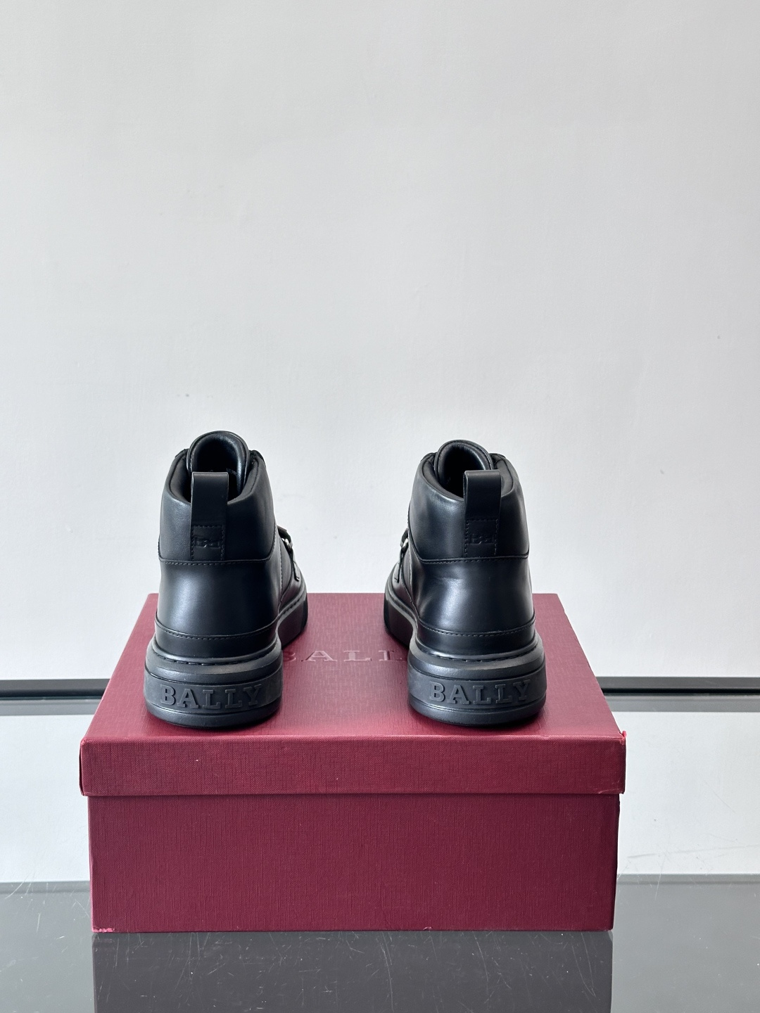 Bally Merryk高帮运动鞋，瑞士奢侈品牌出品，全皮材质，柔软舒适，鞋面简约+字母条带，时尚感满分