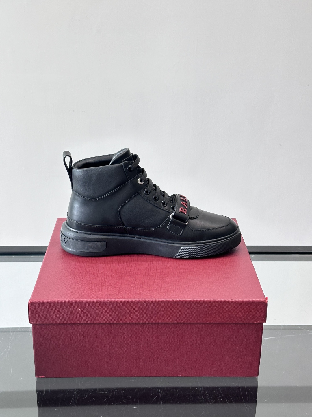 Bally Merryk高帮运动鞋，瑞士奢侈品牌出品，全皮材质，柔软舒适，鞋面简约+字母条带，时尚感满分