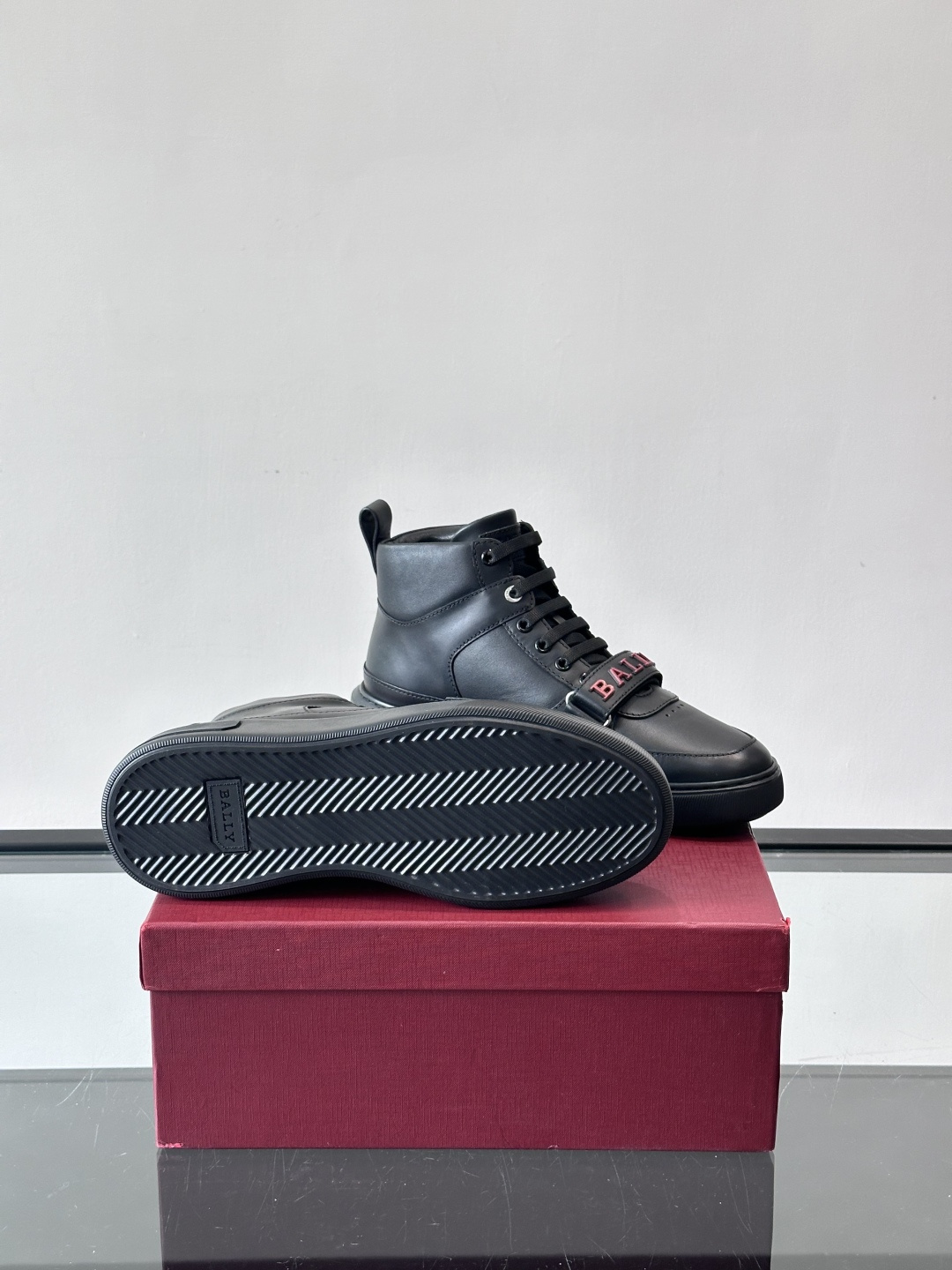 Bally Merryk高帮运动鞋，瑞士奢侈品牌出品，全皮材质，柔软舒适，鞋面简约+字母条带，时尚感满分