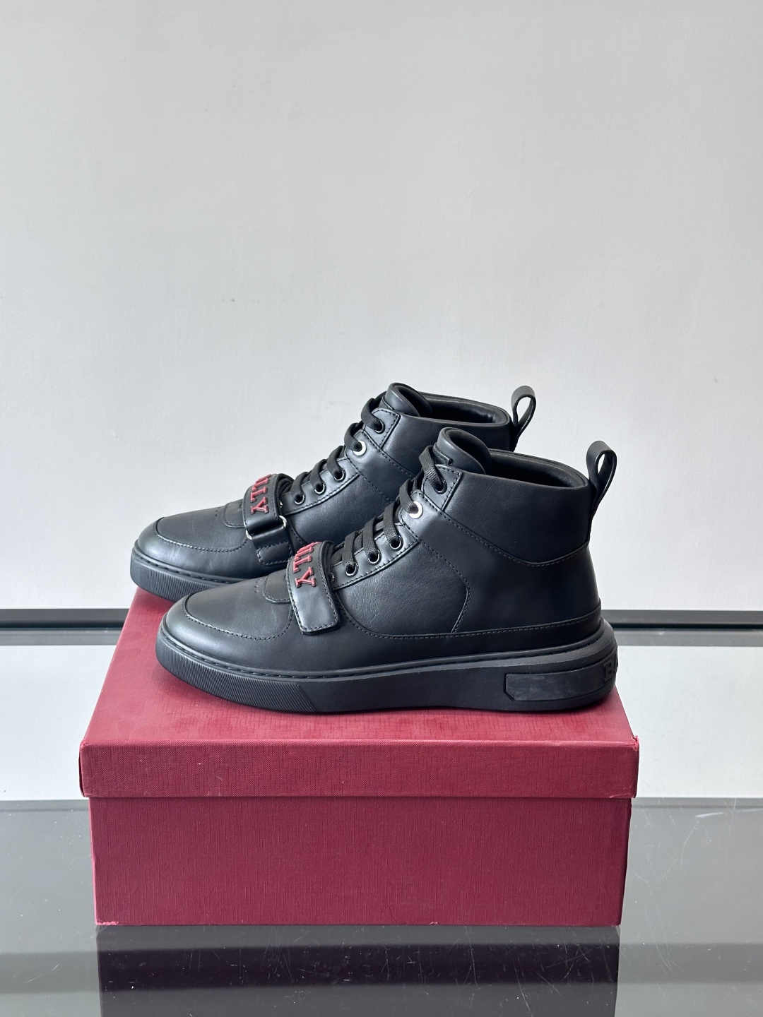 Bally Merryk高帮运动鞋，瑞士奢侈品牌出品，全皮材质，柔软舒适，鞋面简约+字母条带，时尚感满分