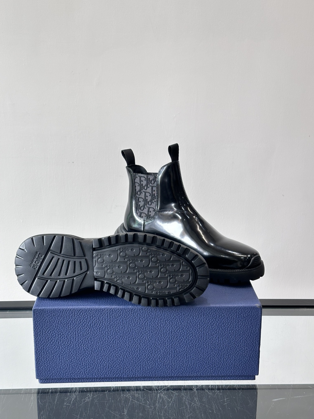 Dior黑色老花切尔西靴，漆皮鞋面+经典Oblique老花内衬，品牌感满满。橡胶鞋底防滑，日常穿搭或轻运