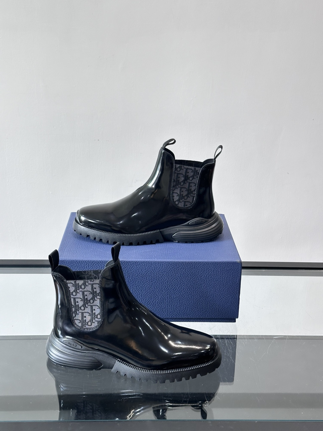 Dior黑色老花切尔西靴，漆皮鞋面+经典Oblique老花内衬，品牌感满满。橡胶鞋底防滑，日常穿搭或轻运
