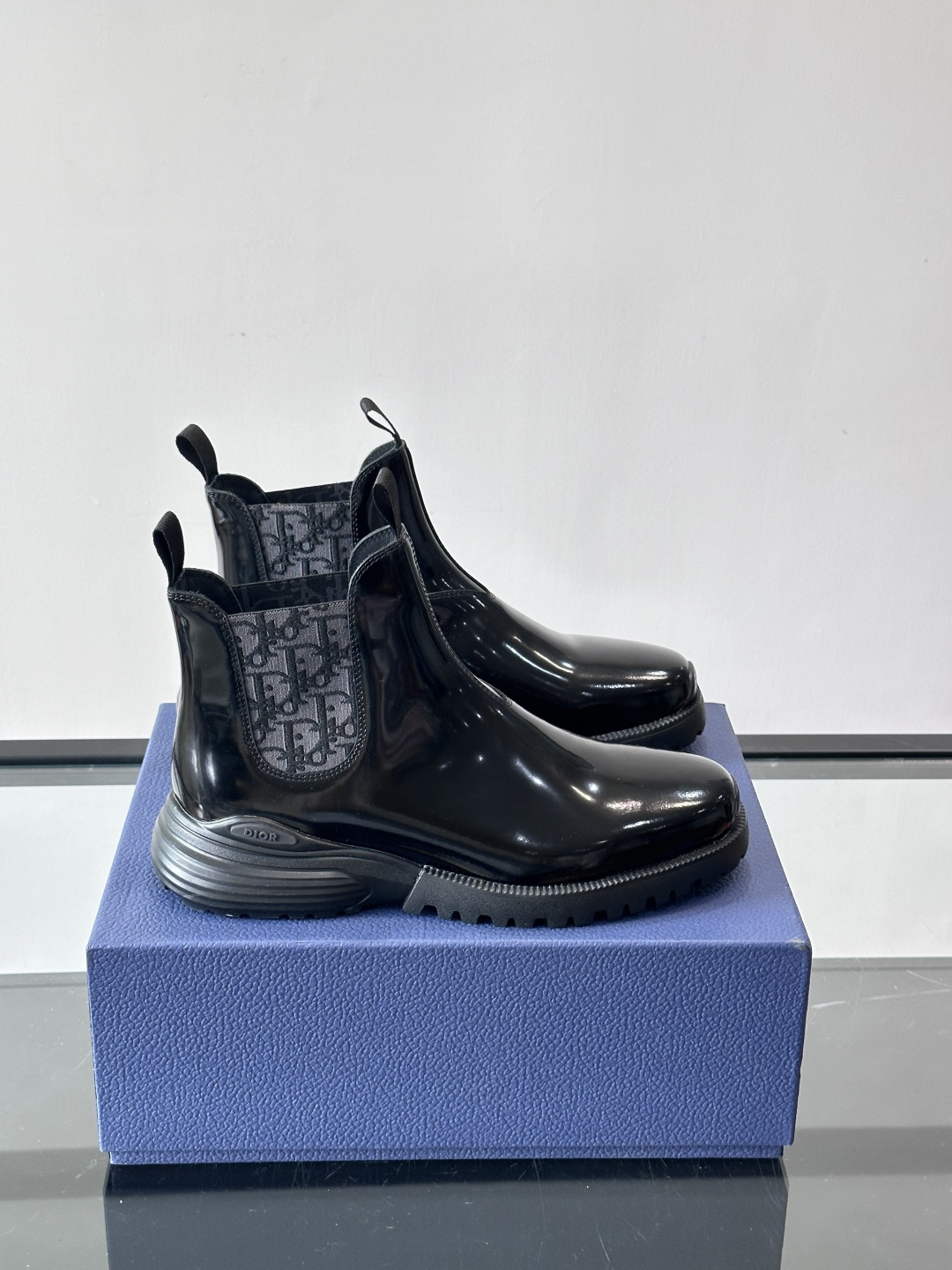 NO:575655,Dior black presbyopic Chelsea boots, patent leather upper + classic Oblique presbyopic lining, full of brand feel. The rubber sole is non-slip, suitable for daily wear or light exercise!  The heel pull-tab design makes it super easy to put on and take off. The elastic side fits well, making it comfortable and fashionable. It can be easily worn by urban gentlemen or casual styles. It is very suitable for autumn and winter!  !  , size39-44 (customized at 38.45), DIOR men’s boots, dior, boots19860909Dior黑色老花切尔西靴,漆皮鞋面+经典Oblique老花内衬,品牌感满满.橡胶鞋底防滑,日常穿搭或轻运动都OK！后跟拉环设计,穿脱超方便,橡筋侧边贴合度高,舒适又时髦,都市绅士or休闲风都能轻松驾驭,秋冬季节超适合！！ ,size39-44（38.45定制）,DIOR男靴,dior,boots,Men's shoes