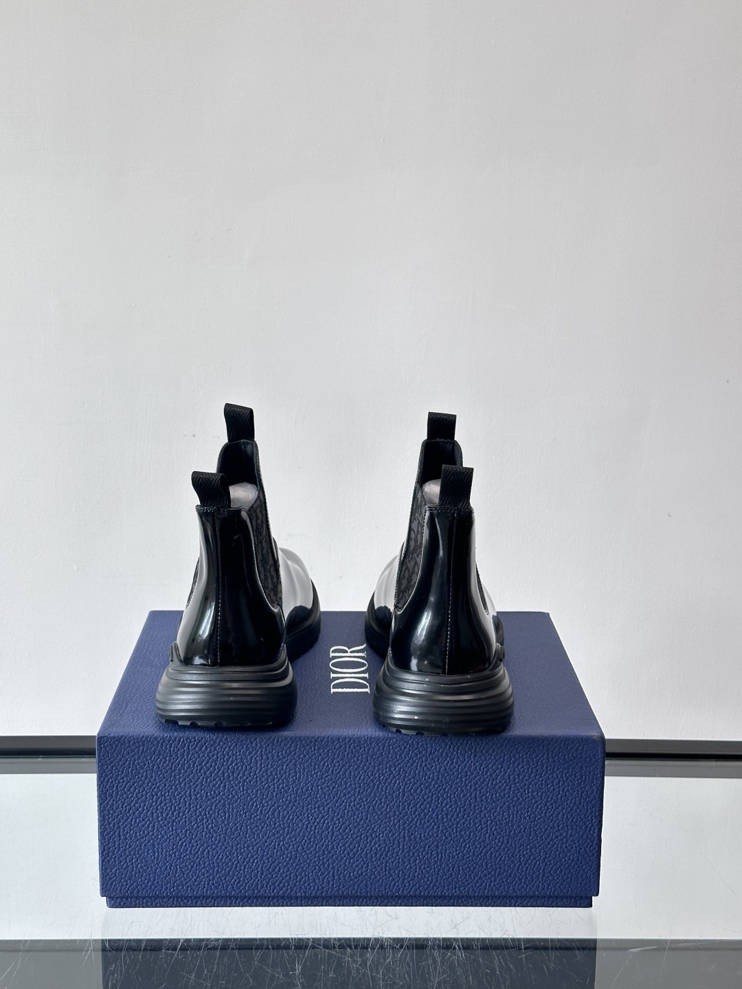 Dior黑色老花切尔西靴，漆皮鞋面+经典Oblique老花内衬，品牌感满满。橡胶鞋底防滑，日常穿搭或轻运