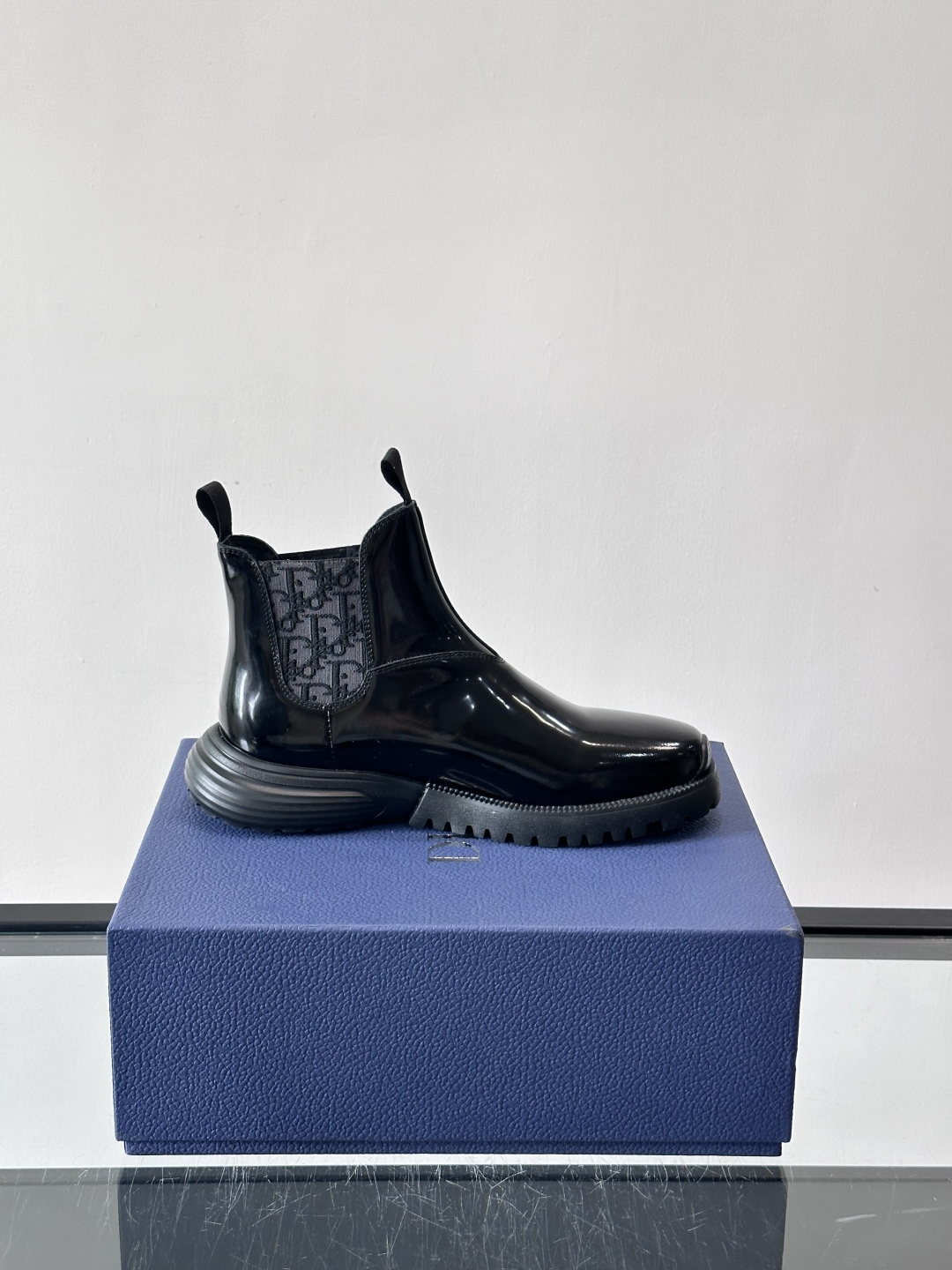 Dior黑色老花切尔西靴，漆皮鞋面+经典Oblique老花内衬，品牌感满满。橡胶鞋底防滑，日常穿搭或轻运