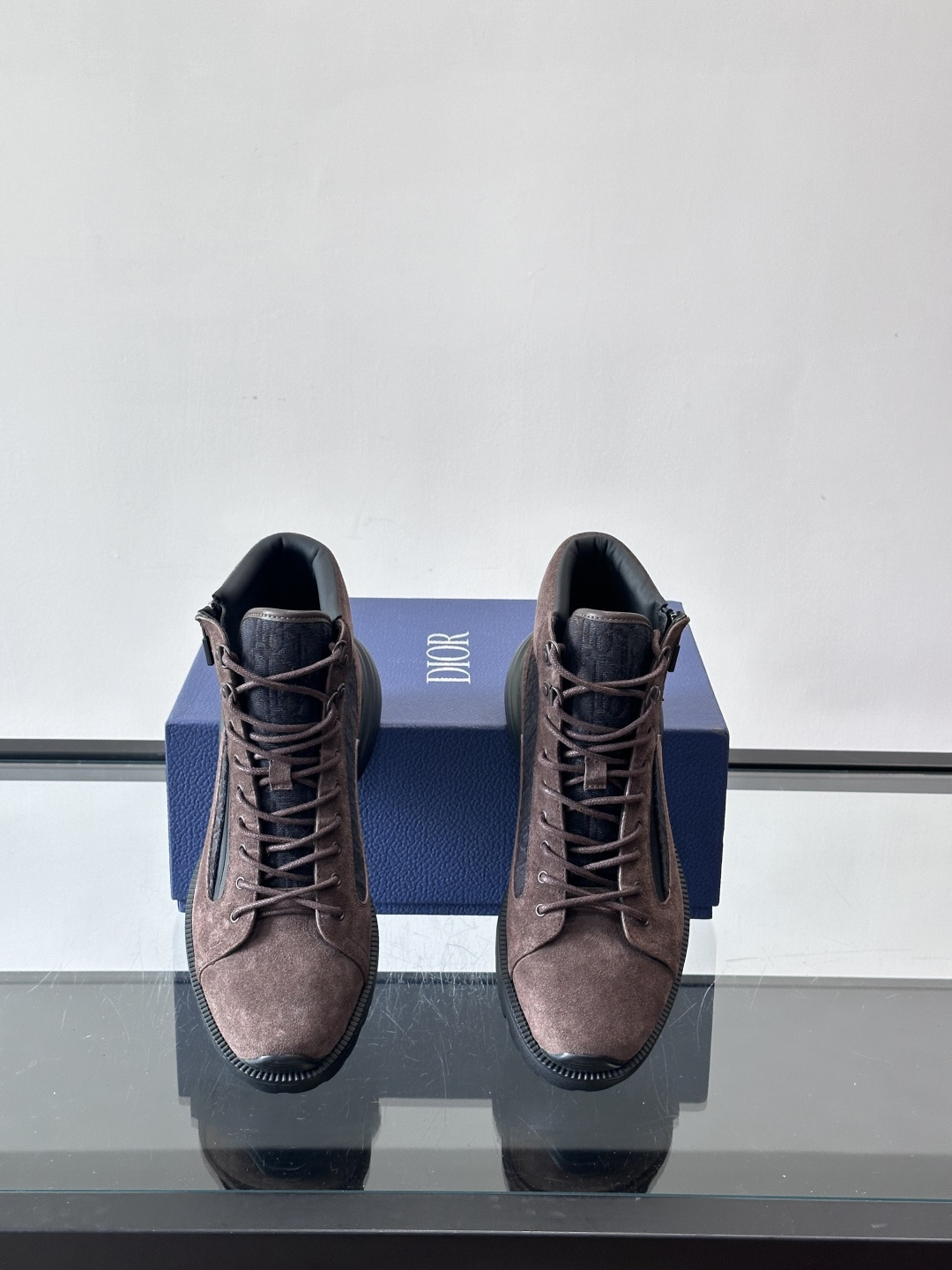 Dior 2025新款男士高帮运动鞋迪奥2025新款男士高帮运动鞋，主打麂皮＋织物拼接，质感细腻又透气。