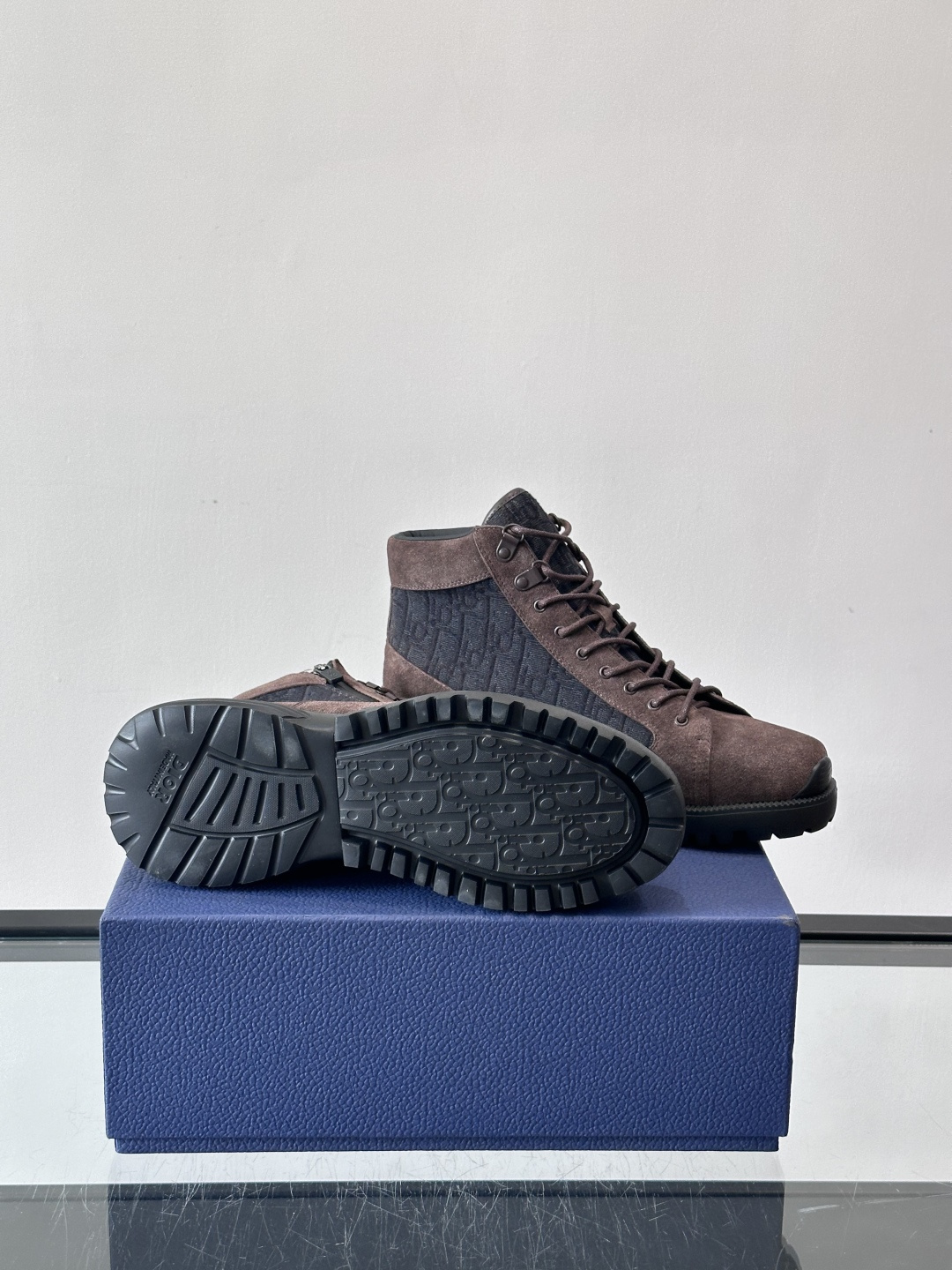 Dior 2025新款男士高帮运动鞋迪奥2025新款男士高帮运动鞋，主打麂皮＋织物拼接，质感细腻又透气。