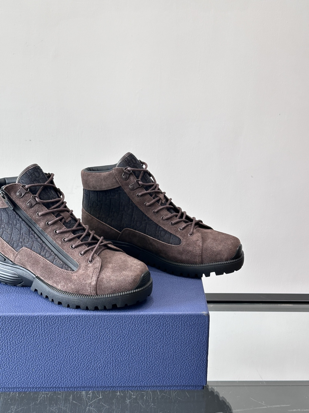 Dior 2025新款男士高帮运动鞋迪奥2025新款男士高帮运动鞋，主打麂皮＋织物拼接，质感细腻又透气。