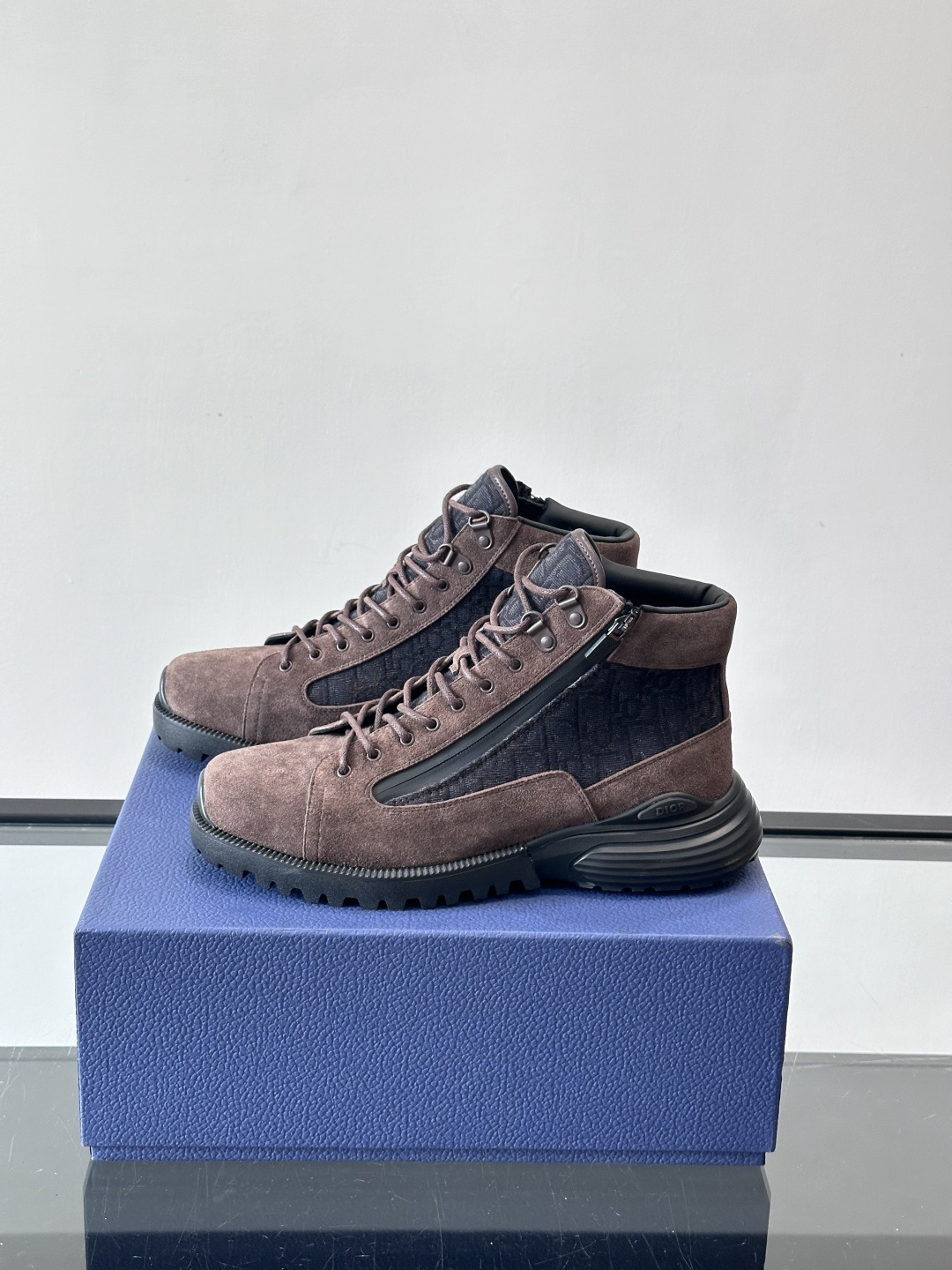 Dior 2025新款男士高帮运动鞋迪奥2025新款男士高帮运动鞋，主打麂皮＋织物拼接，质感细腻又透气。