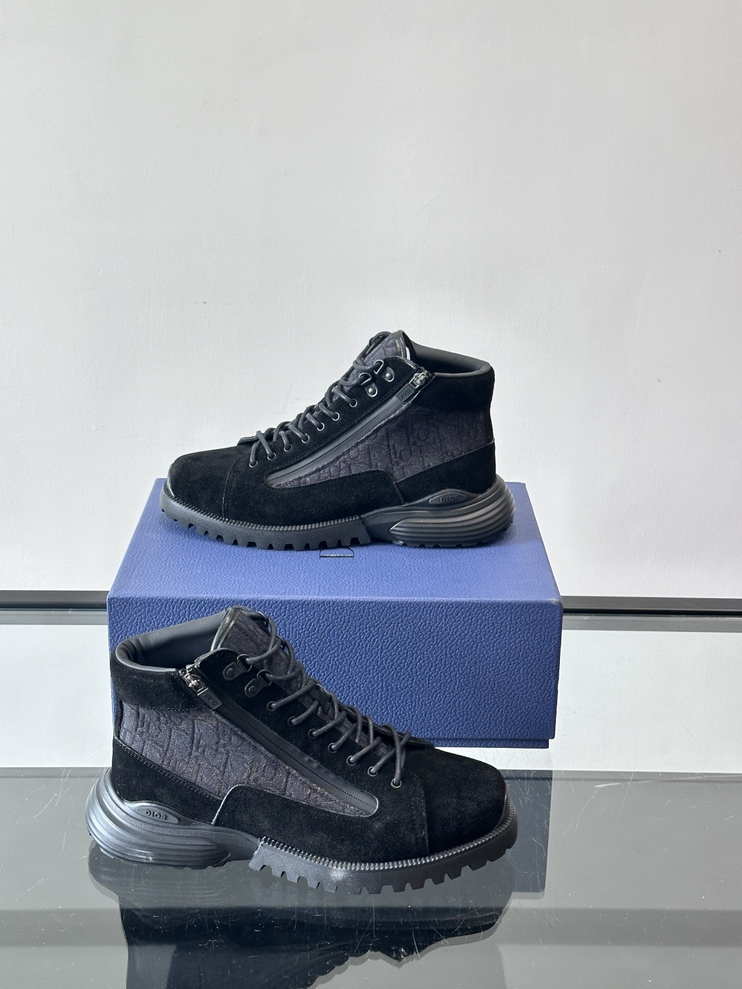 Dior 2025新款男士高帮运动鞋迪奥2025新款男士高帮运动鞋，主打麂皮＋织物拼接，质感细腻又透气。