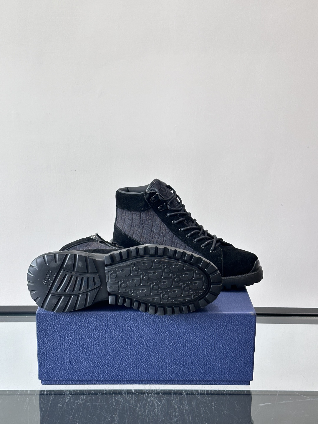 Dior 2025新款男士高帮运动鞋迪奥2025新款男士高帮运动鞋，主打麂皮＋织物拼接，质感细腻又透气。