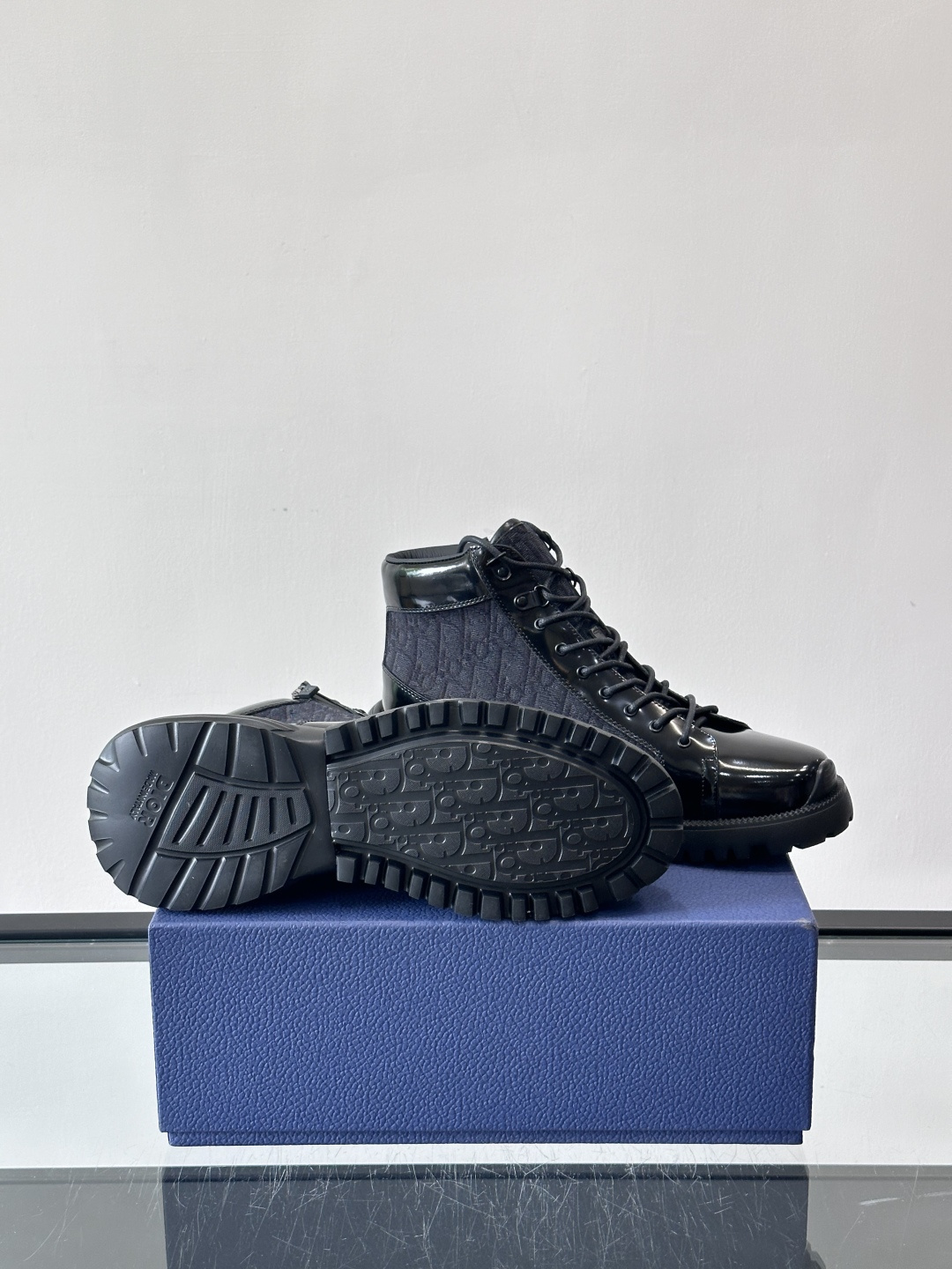 Dior Combat Oblique高帮运动鞋黑色亮面皮革+Oblique老花帆布拼接，低调奢华又超有