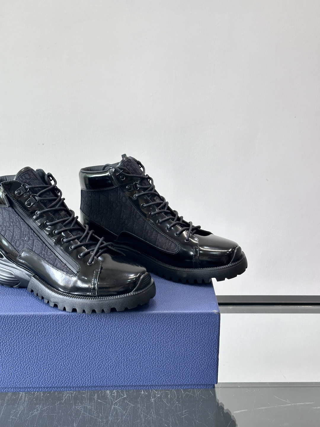 Dior Combat Oblique高帮运动鞋黑色亮面皮革+Oblique老花帆布拼接，低调奢华又超有