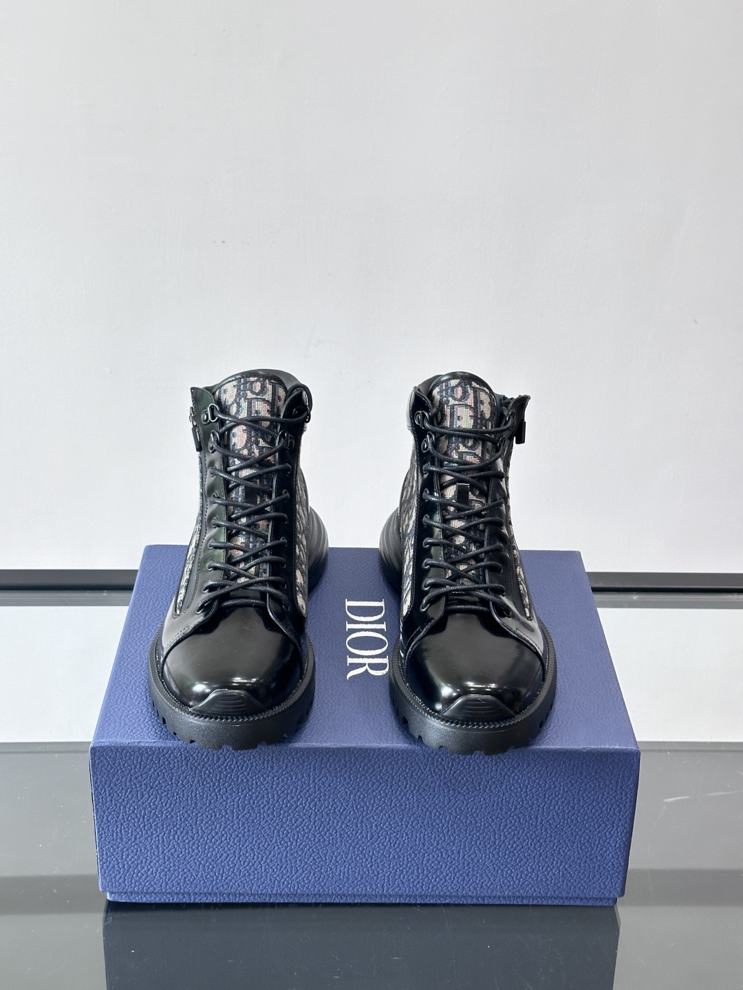 Dior Combat Oblique高帮运动鞋黑色亮面皮革+Oblique老花帆布拼接，低调奢华又超有