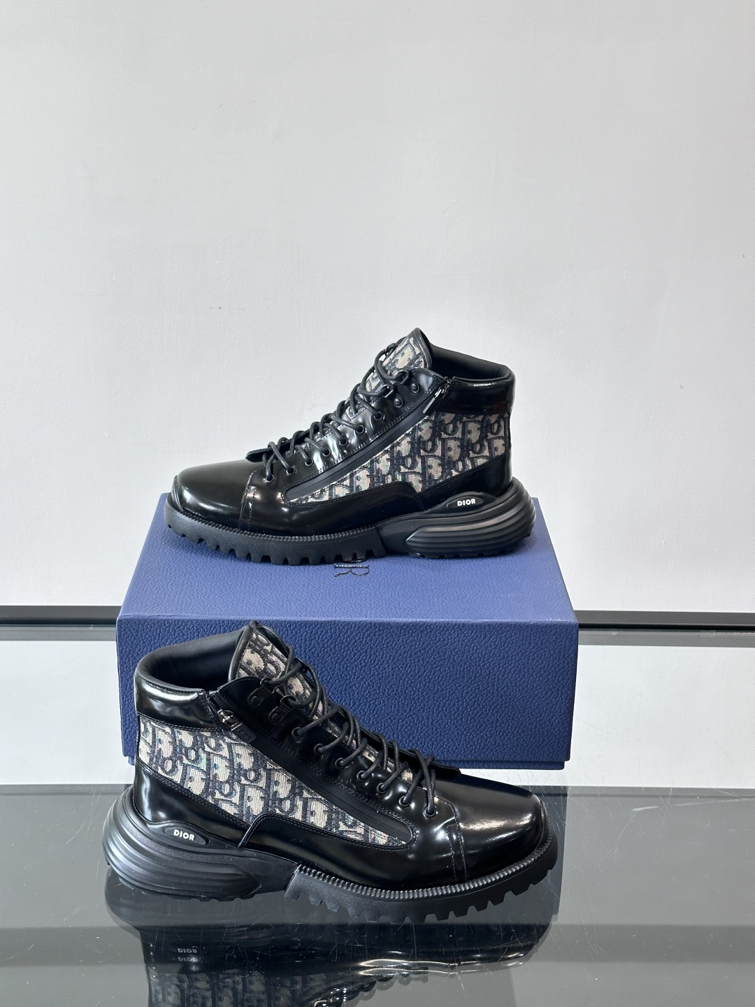 Dior Combat Oblique高帮运动鞋黑色亮面皮革+Oblique老花帆布拼接，低调奢华又超有