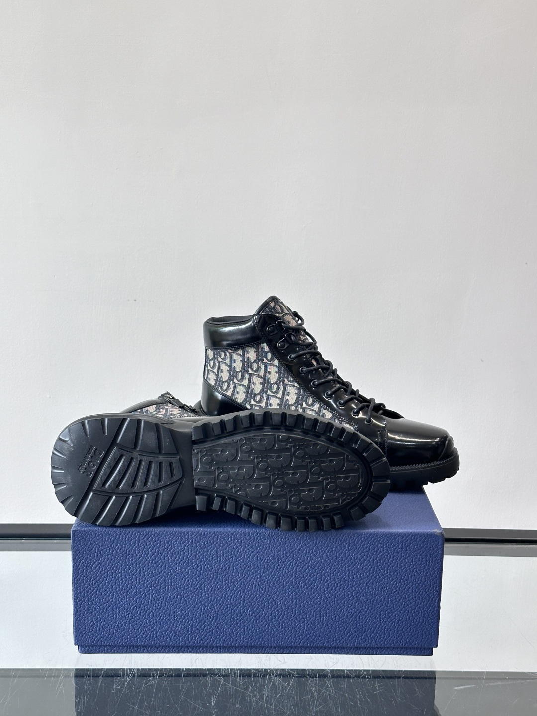Dior Combat Oblique高帮运动鞋黑色亮面皮革+Oblique老花帆布拼接，低调奢华又超有