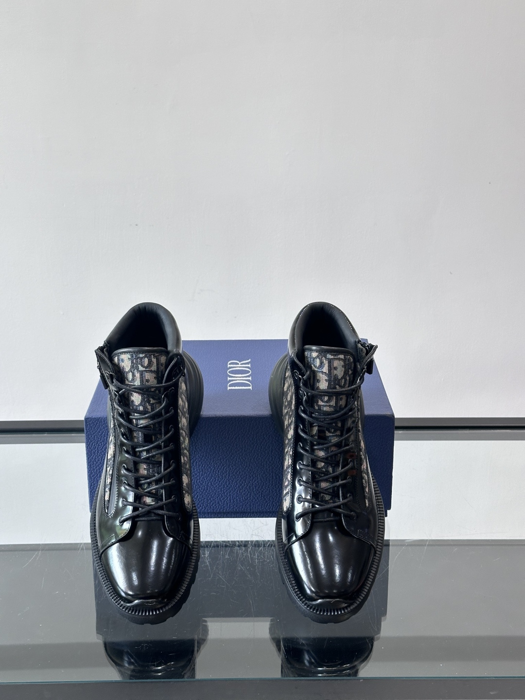 Dior Combat Oblique高帮运动鞋黑色亮面皮革+Oblique老花帆布拼接，低调奢华又超有