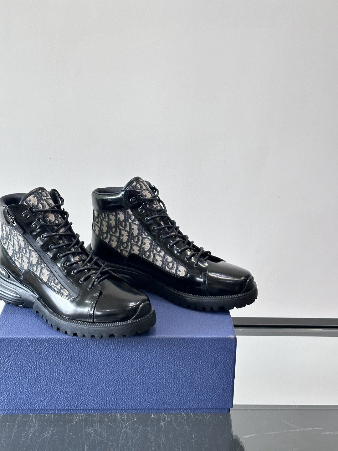 Dior Combat Oblique高帮运动鞋黑色亮面皮革+Oblique老花帆布拼接，低调奢华又超有