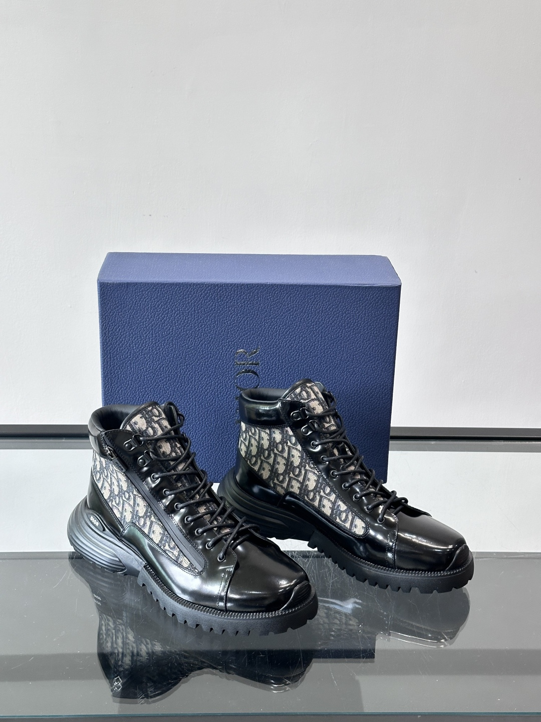 Dior Combat Oblique高帮运动鞋黑色亮面皮革+Oblique老花帆布拼接，低调奢华又超有