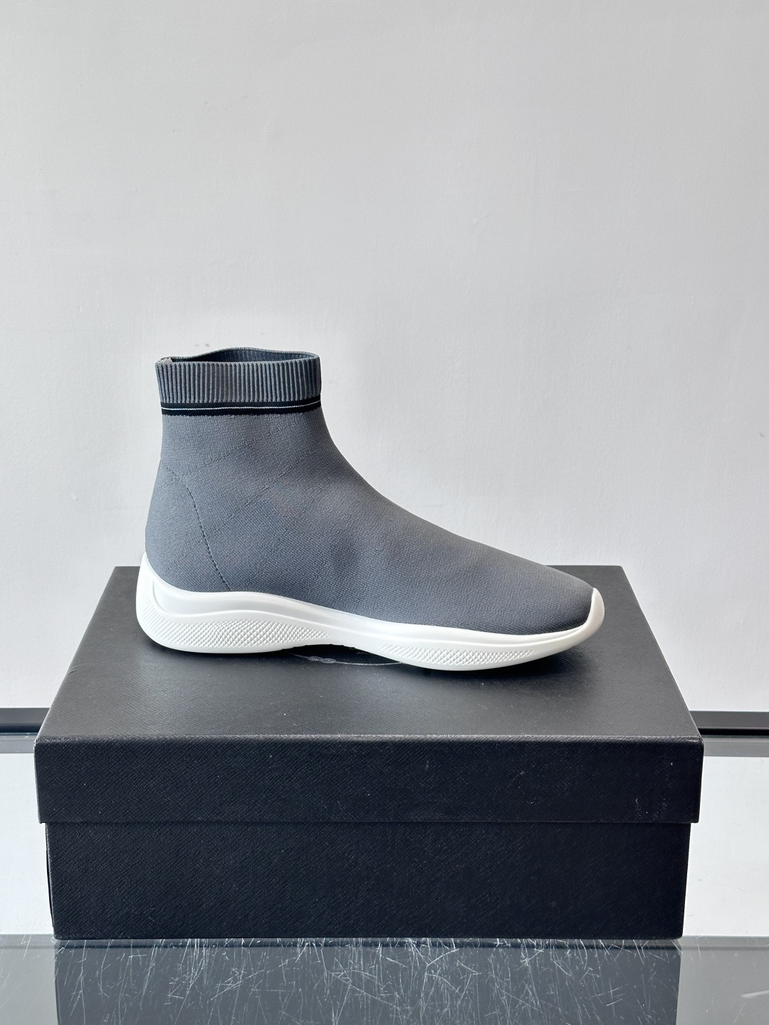 Prada飞织高帮袜式运动鞋，飞织材质+橡胶鞋底，简约又舒适！袜式设计贴合脚型，穿着超像穿袜子一样舒服～