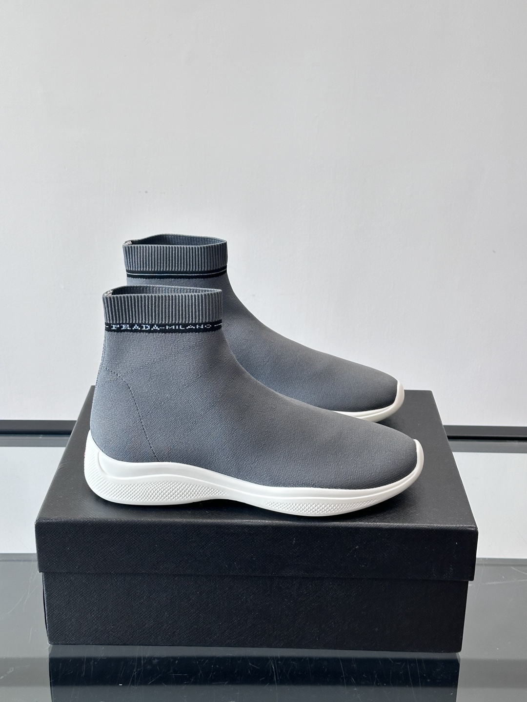 Prada飞织高帮袜式运动鞋，飞织材质+橡胶鞋底，简约又舒适！袜式设计贴合脚型，穿着超像穿袜子一样舒服～