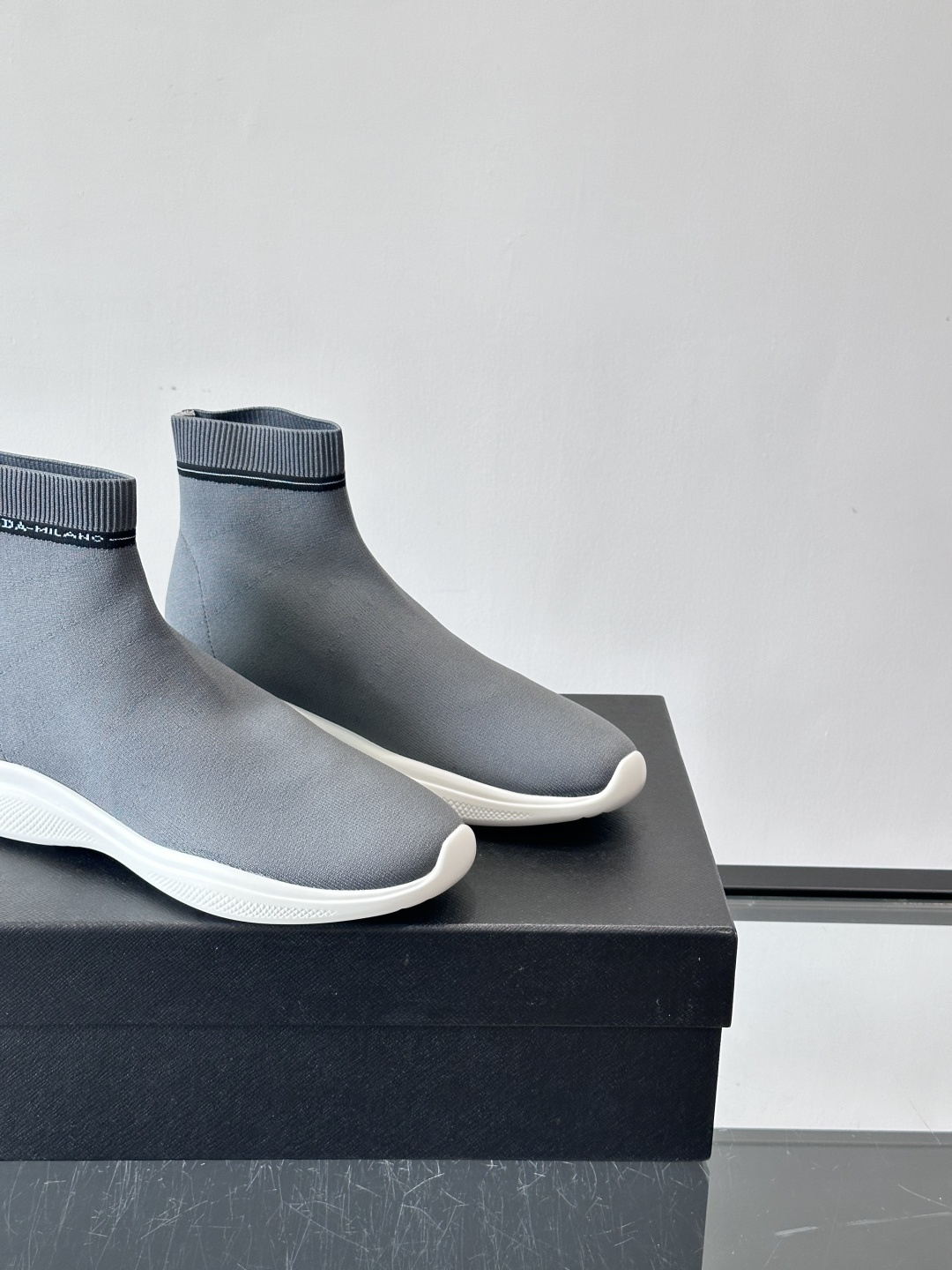 Prada飞织高帮袜式运动鞋，飞织材质+橡胶鞋底，简约又舒适！袜式设计贴合脚型，穿着超像穿袜子一样舒服～