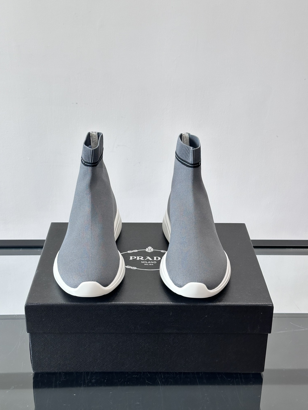 Prada飞织高帮袜式运动鞋，飞织材质+橡胶鞋底，简约又舒适！袜式设计贴合脚型，穿着超像穿袜子一样舒服～