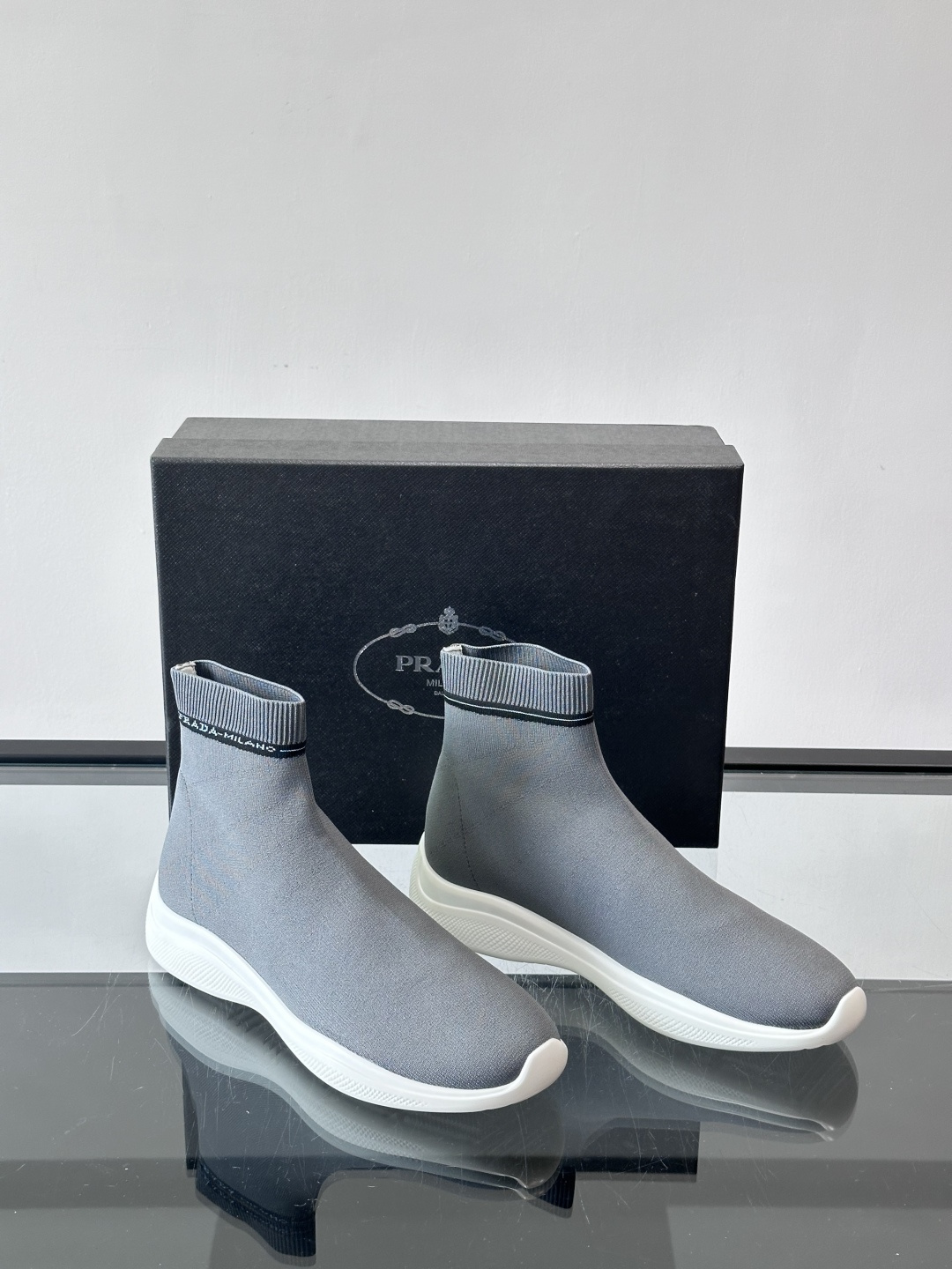 Prada飞织高帮袜式运动鞋，飞织材质+橡胶鞋底，简约又舒适！袜式设计贴合脚型，穿着超像穿袜子一样舒服～