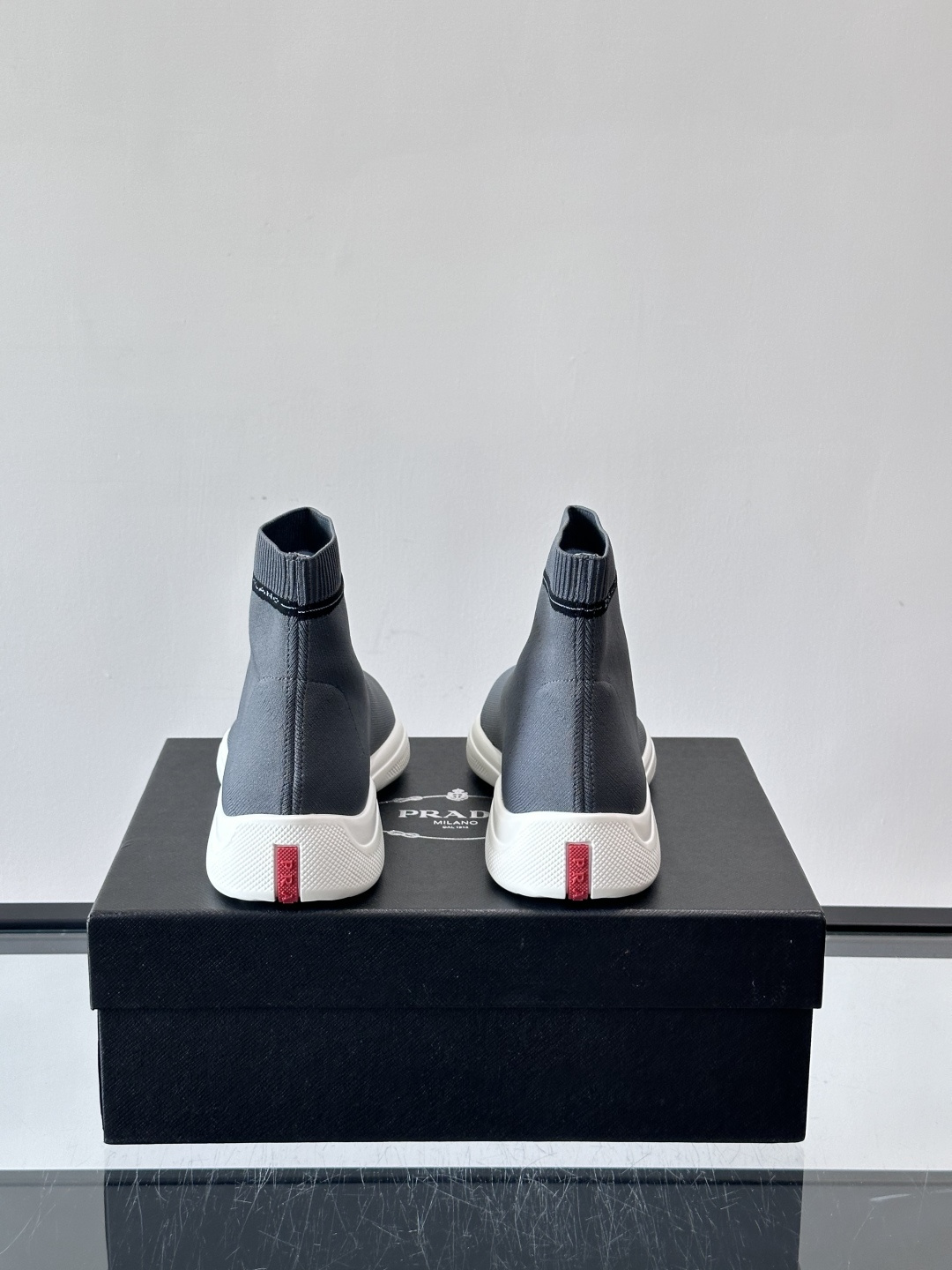 Prada飞织高帮袜式运动鞋，飞织材质+橡胶鞋底，简约又舒适！袜式设计贴合脚型，穿着超像穿袜子一样舒服～