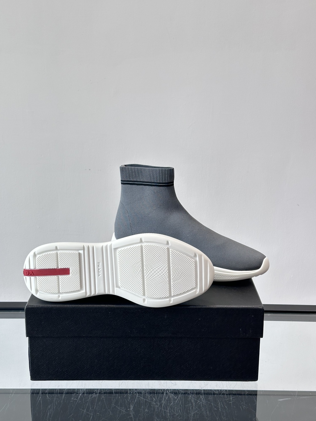 Prada飞织高帮袜式运动鞋，飞织材质+橡胶鞋底，简约又舒适！袜式设计贴合脚型，穿着超像穿袜子一样舒服～