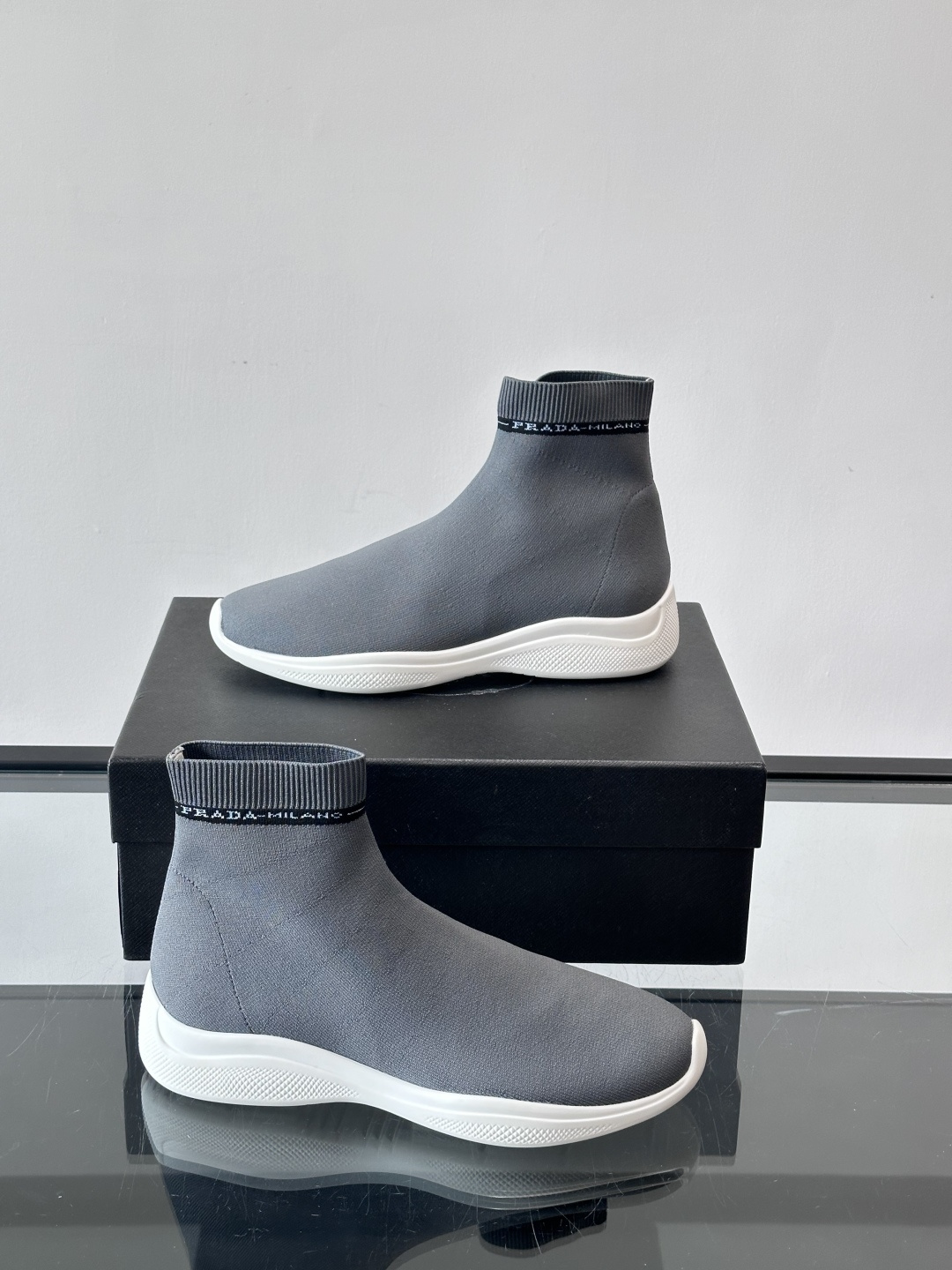 Prada飞织高帮袜式运动鞋，飞织材质+橡胶鞋底，简约又舒适！袜式设计贴合脚型，穿着超像穿袜子一样舒服～