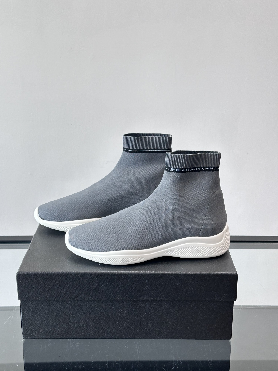 Prada飞织高帮袜式运动鞋，飞织材质+橡胶鞋底，简约又舒适！袜式设计贴合脚型，穿着超像穿袜子一样舒服～