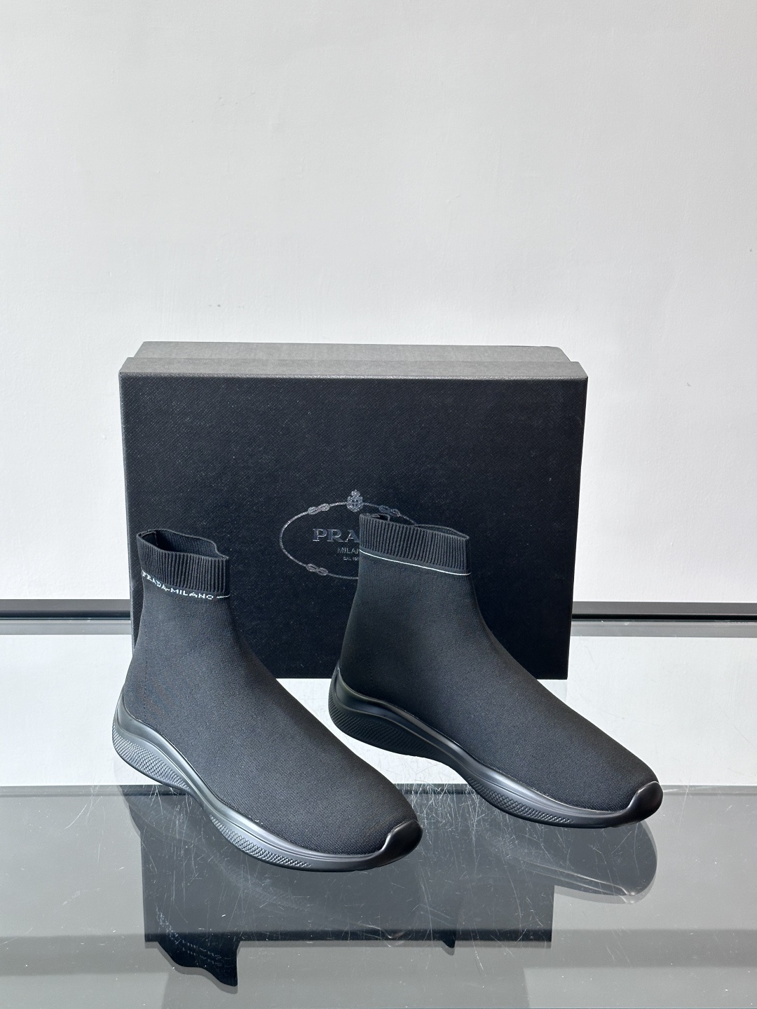 Prada飞织高帮袜式运动鞋，飞织材质+橡胶鞋底，简约又舒适！袜式设计贴合脚型，穿着超像穿袜子一样舒服～