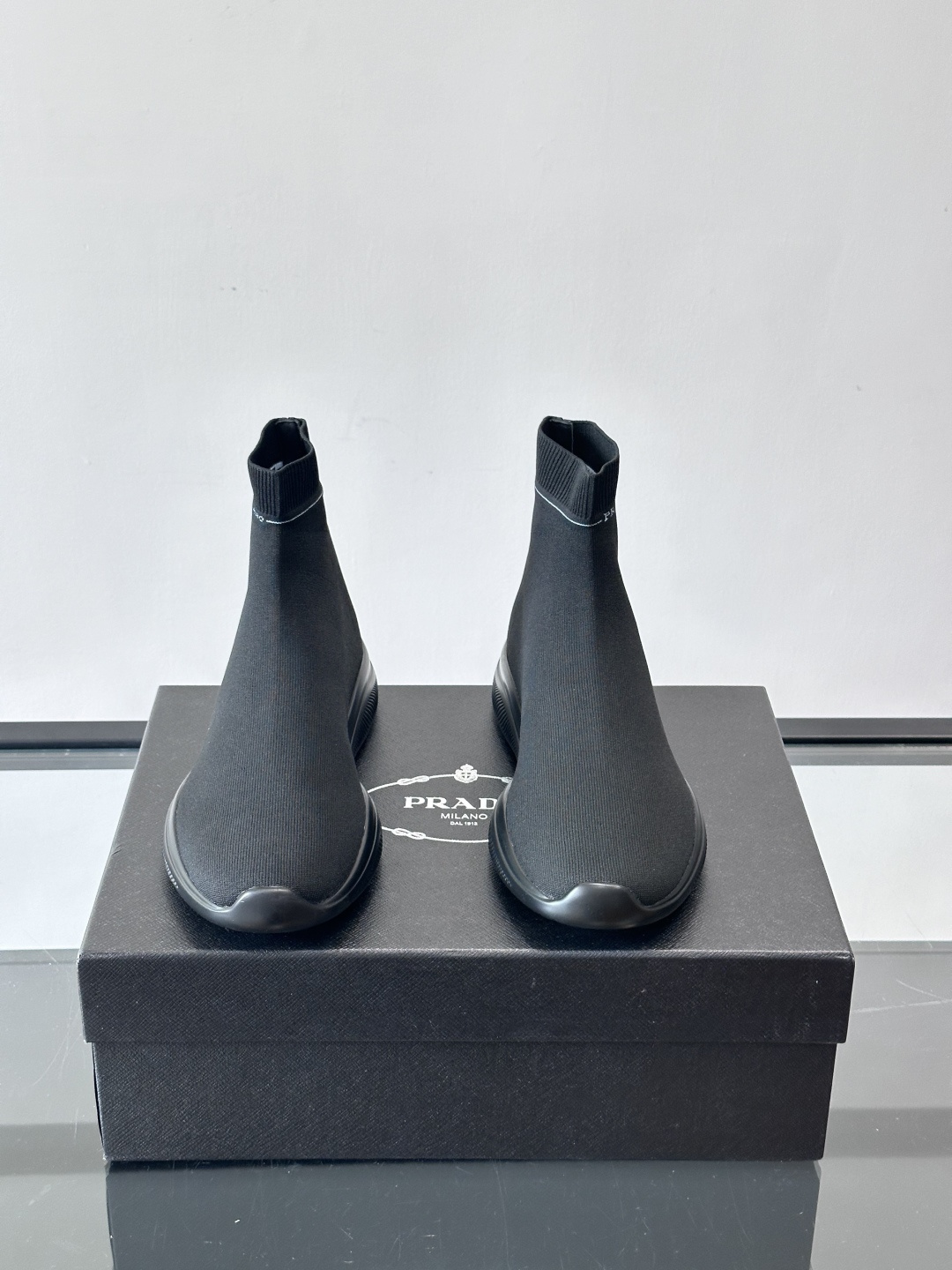 Prada飞织高帮袜式运动鞋，飞织材质+橡胶鞋底，简约又舒适！袜式设计贴合脚型，穿着超像穿袜子一样舒服～