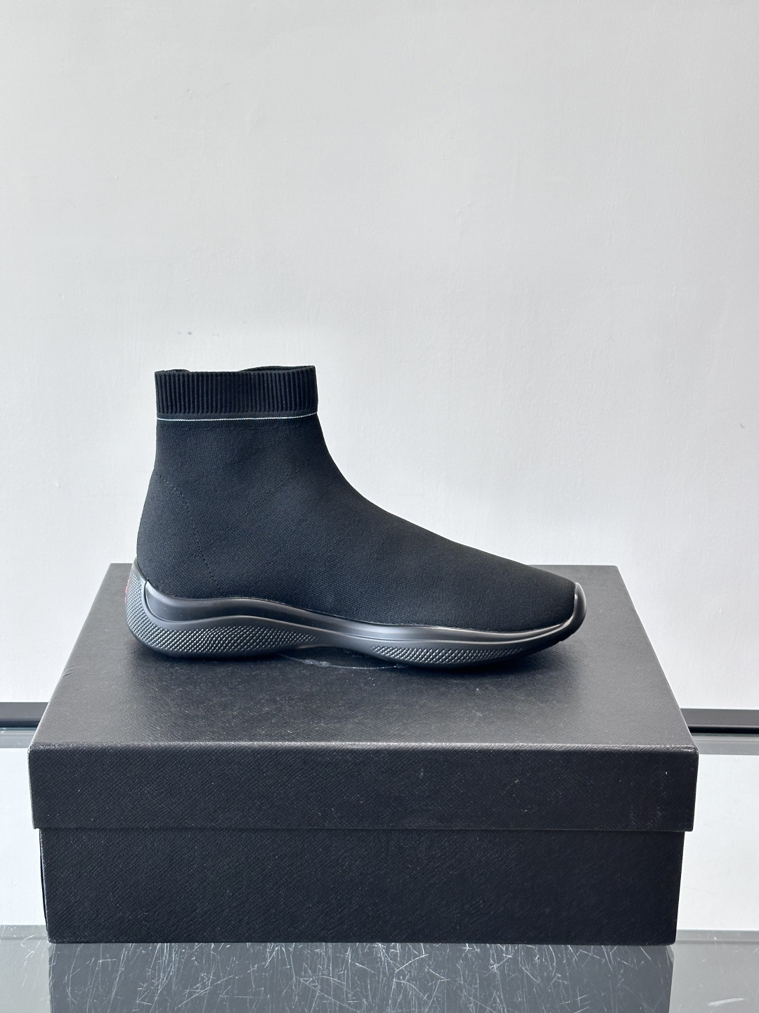 Prada飞织高帮袜式运动鞋，飞织材质+橡胶鞋底，简约又舒适！袜式设计贴合脚型，穿着超像穿袜子一样舒服～