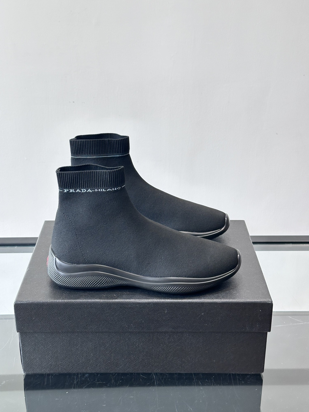 NO:575629,Prada fly-knit high-top sock-style sneakers, fly-knit material + rubber sole, simple and comfortable!  The sock-style design fits the foot shape and is as comfortable as wearing socks ~ The red 'PRADA' webbing on the side of the shoe is low-key and recognizable. It can be easily used for daily commuting and leisure. It is versatile and suitable for a variety of foot types. It is very popular in the fashion circle, practical and fashionable. If you like simple style, don't miss it~~, size 39-44 (customized in 45), Prada, prada, prada, sneakers, socks19860909Prada飞织高帮袜式运动鞋,飞织材质+橡胶鞋底,简约又舒适！袜式设计贴合脚型,穿着超像穿袜子一样舒服～鞋侧红色“PRADA”织带,低调又有辨识度 .日常通勤、休闲都能轻松驾驭,百搭属性满分,适合多种脚型.时尚圈超火,实用又时髦,喜欢简约风的别错过啦～～ ,size39-44（45定制）,普拉达,prada,prada,sneakers,socks,Men's shoes