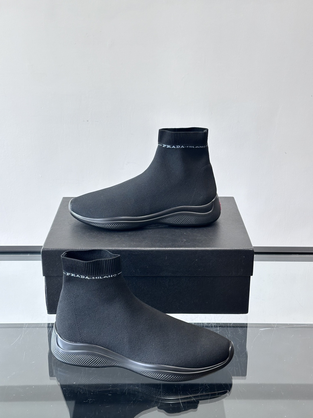 Prada飞织高帮袜式运动鞋，飞织材质+橡胶鞋底，简约又舒适！袜式设计贴合脚型，穿着超像穿袜子一样舒服～