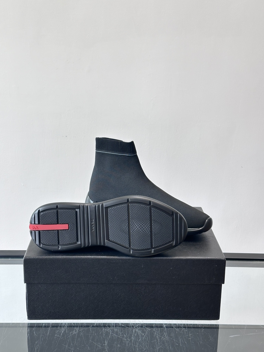 Prada飞织高帮袜式运动鞋，飞织材质+橡胶鞋底，简约又舒适！袜式设计贴合脚型，穿着超像穿袜子一样舒服～