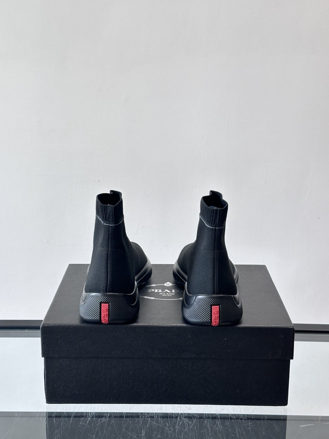 Prada飞织高帮袜式运动鞋，飞织材质+橡胶鞋底，简约又舒适！袜式设计贴合脚型，穿着超像穿袜子一样舒服～