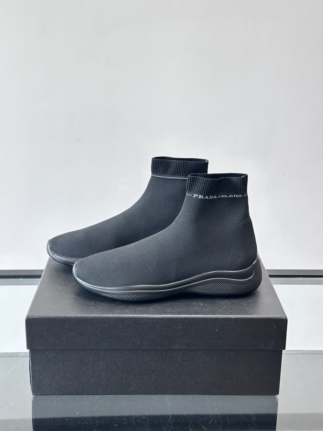 Prada飞织高帮袜式运动鞋，飞织材质+橡胶鞋底，简约又舒适！袜式设计贴合脚型，穿着超像穿袜子一样舒服～