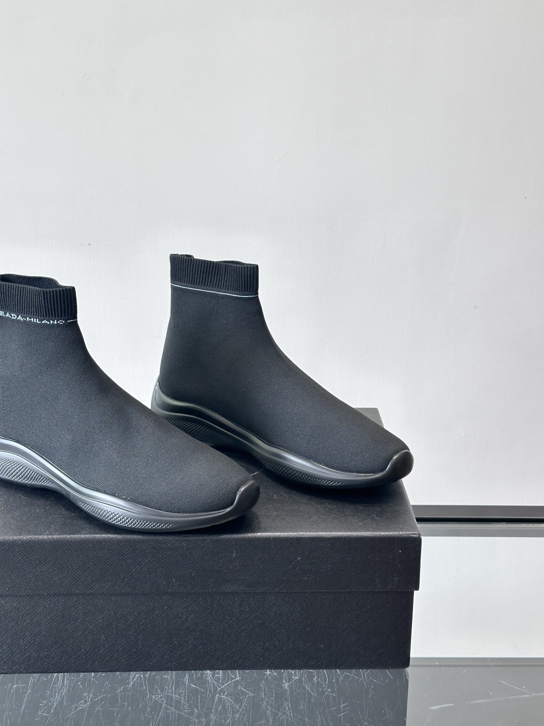 Prada飞织高帮袜式运动鞋，飞织材质+橡胶鞋底，简约又舒适！袜式设计贴合脚型，穿着超像穿袜子一样舒服～