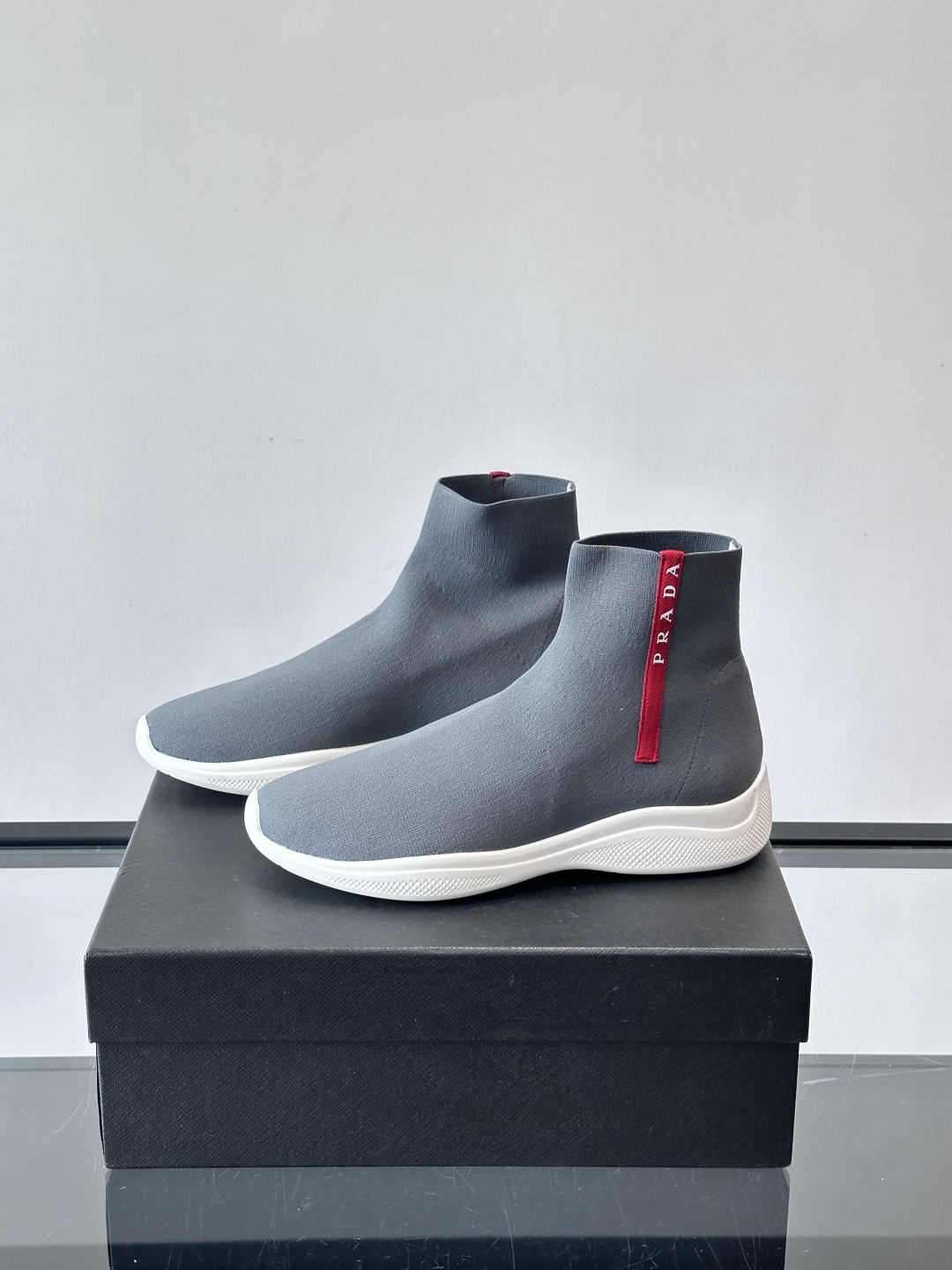 Prada飞织高帮袜式运动鞋，飞织材质+橡胶鞋底，简约又舒适！袜式设计贴合脚型，穿着超像穿袜子一样舒服～