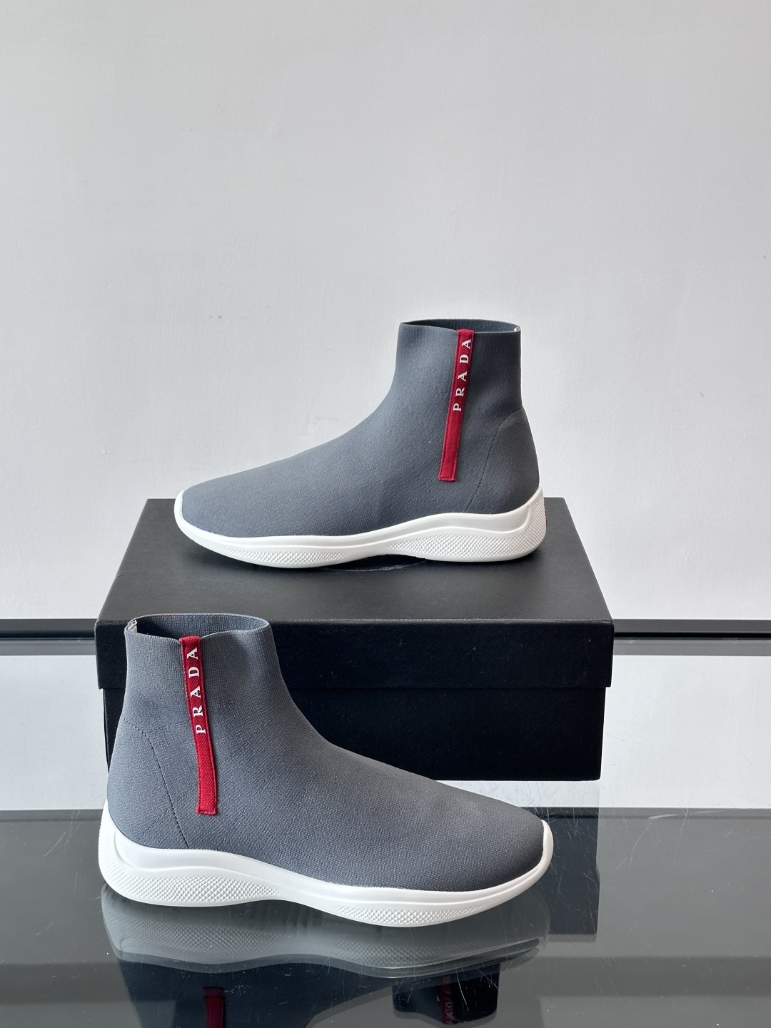 Prada飞织高帮袜式运动鞋，飞织材质+橡胶鞋底，简约又舒适！袜式设计贴合脚型，穿着超像穿袜子一样舒服～