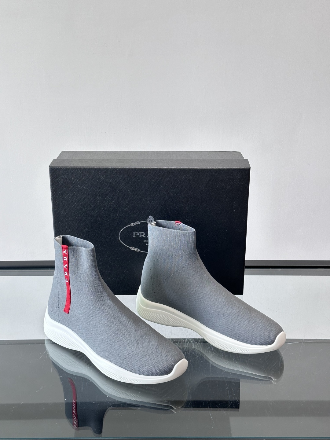Prada飞织高帮袜式运动鞋，飞织材质+橡胶鞋底，简约又舒适！袜式设计贴合脚型，穿着超像穿袜子一样舒服～