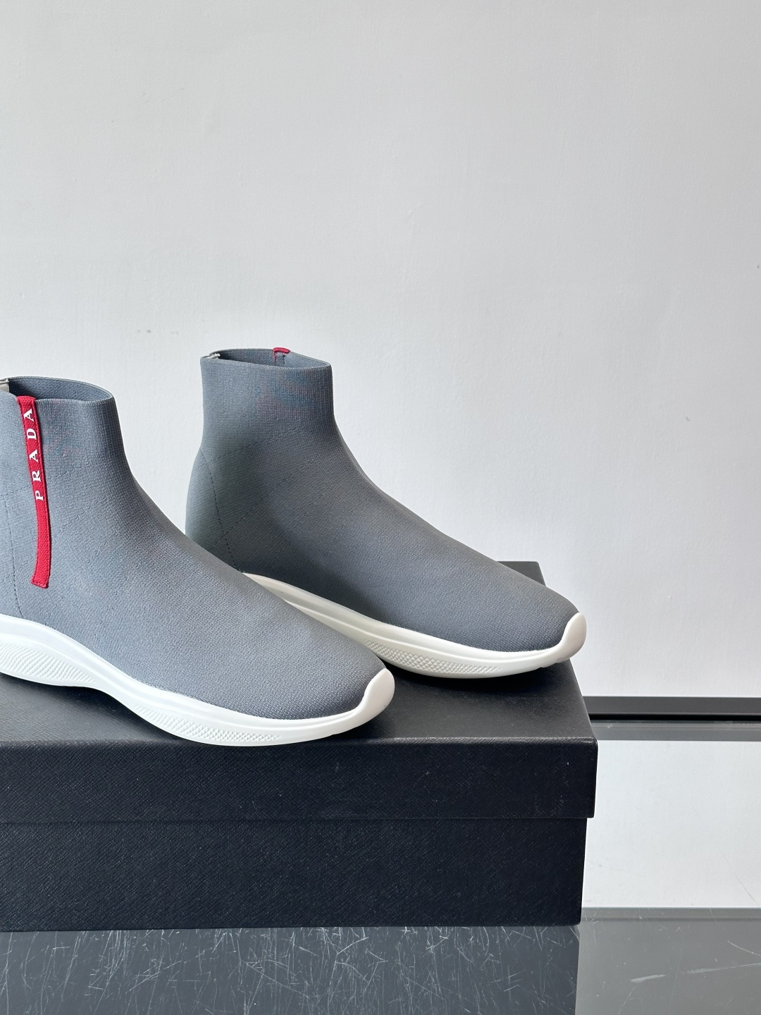 Prada飞织高帮袜式运动鞋，飞织材质+橡胶鞋底，简约又舒适！袜式设计贴合脚型，穿着超像穿袜子一样舒服～