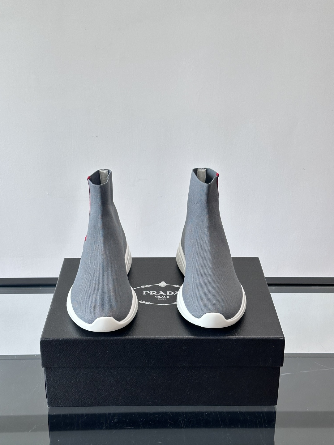 Prada飞织高帮袜式运动鞋，飞织材质+橡胶鞋底，简约又舒适！袜式设计贴合脚型，穿着超像穿袜子一样舒服～