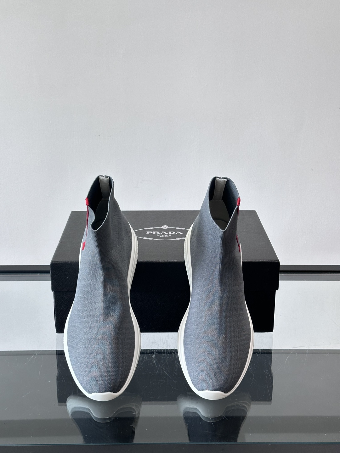 Prada飞织高帮袜式运动鞋，飞织材质+橡胶鞋底，简约又舒适！袜式设计贴合脚型，穿着超像穿袜子一样舒服～