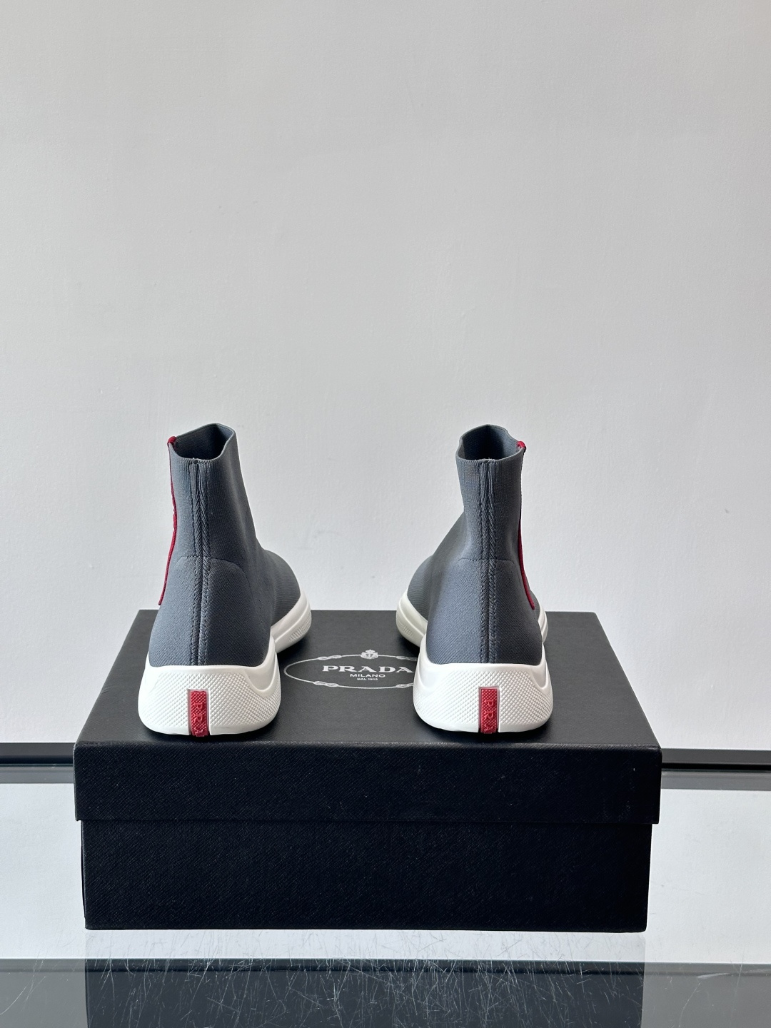 Prada飞织高帮袜式运动鞋，飞织材质+橡胶鞋底，简约又舒适！袜式设计贴合脚型，穿着超像穿袜子一样舒服～