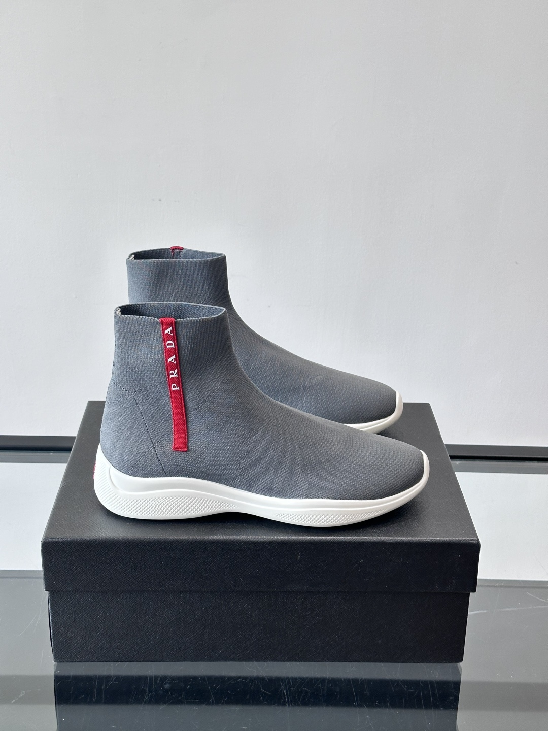 Prada飞织高帮袜式运动鞋，飞织材质+橡胶鞋底，简约又舒适！袜式设计贴合脚型，穿着超像穿袜子一样舒服～